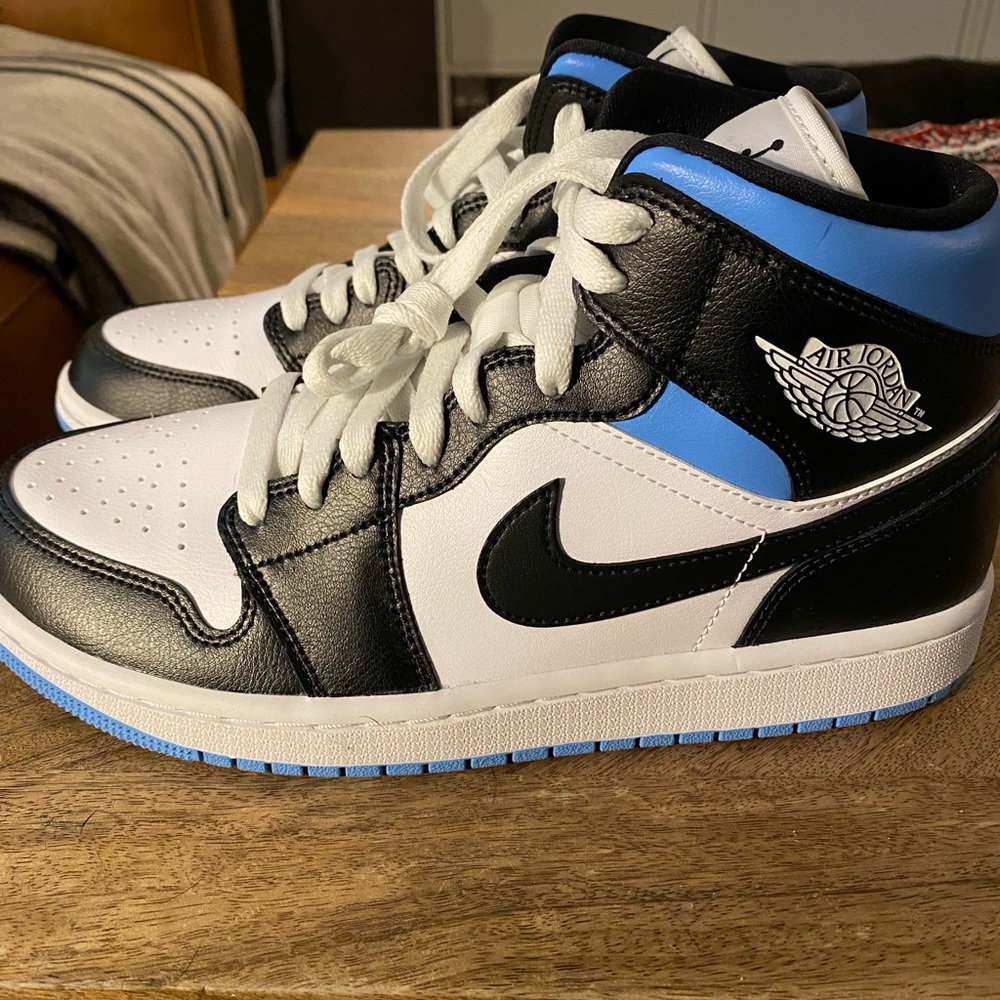 Nike Air Jordan 1 Mid NWOT